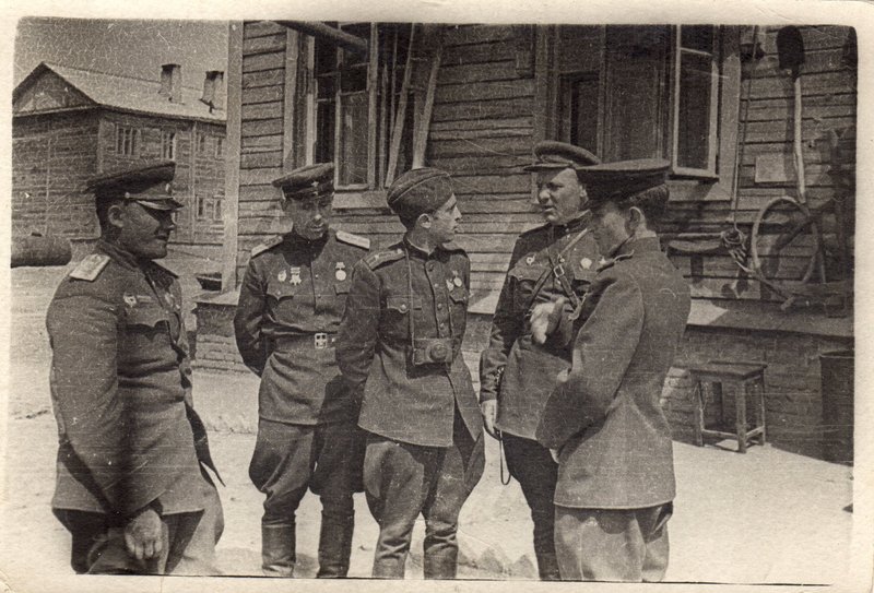 Капитан Зубченко А.И. (2-й слева). 1943–1945 гг.