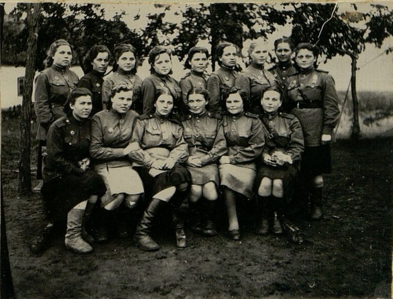 Фотография: Группа медицинских сестер госпиталя, награжденных значками "Отличник санитарной службы"
