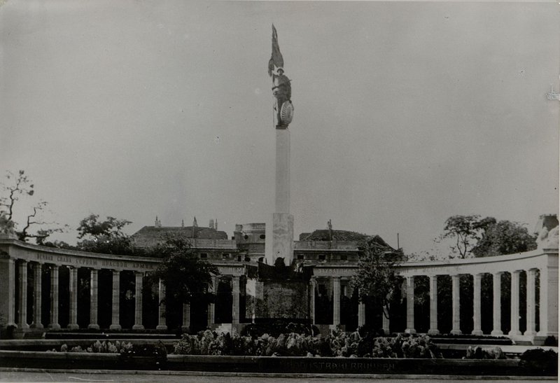 Фотография: г. Вена. Общий вид Армейского памятника и колоннады