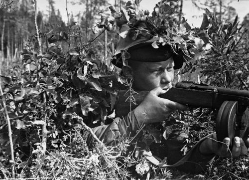 Гвардии ефрейтор автоматчик А.Н. Субботин на огневой позиции