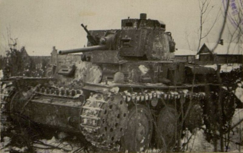 Image: The commander of the tank "KV" Lieutenant Martynov and enemy tanks captured by him in the battle near the village of Zhubkino