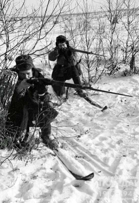 Отличники Абанского военно-учебного пункта, комсомольцы С.Ф. Пузик (справа) и Н.С. Обухов выполняют боевое задание