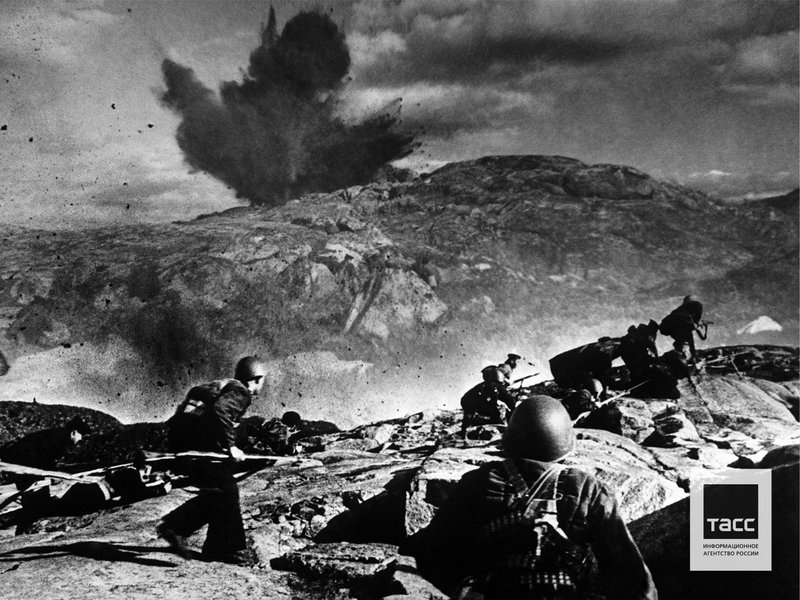 Soviet soldiers repel an enemy attack, Murmansk region, August 1942.