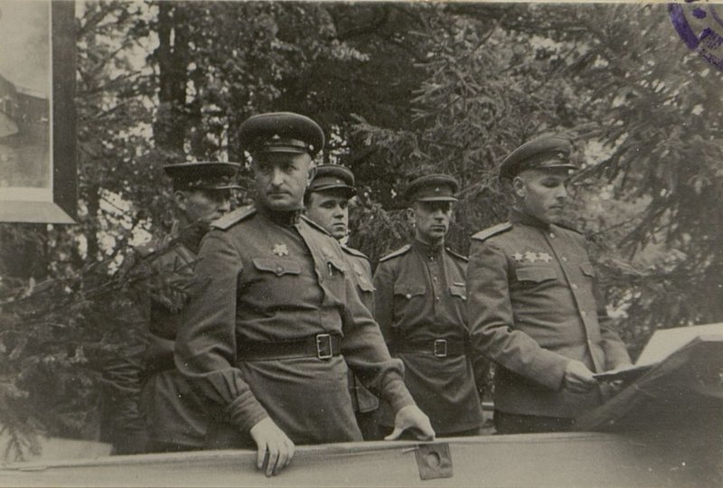 Фотография: Начальник Штаба Подполковник Большак зачитывает поздравительный приказ по бригаде