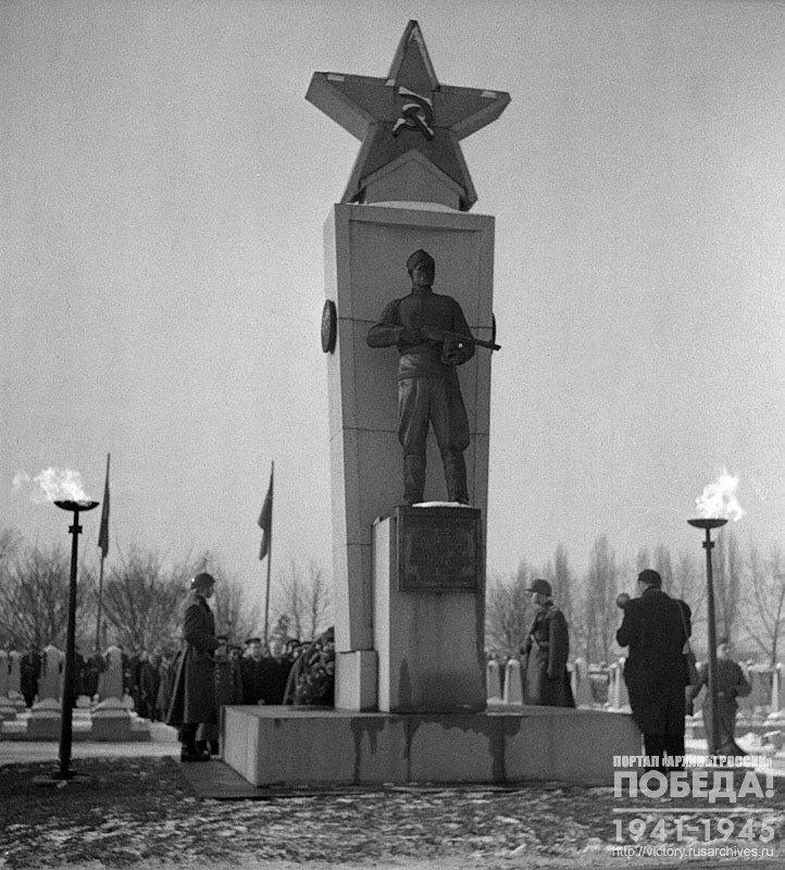 Церемония возложения венков к памятнику советским воинам, павшим за освобождение Праги, на мемориальном кладбище