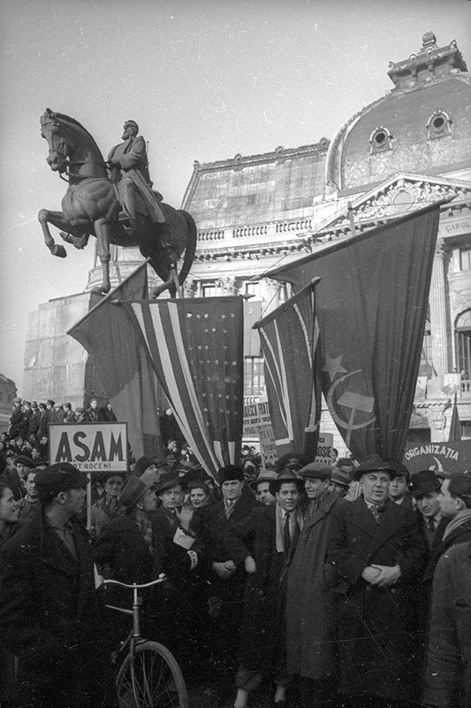 Demonstrators greet the first government of new Romania