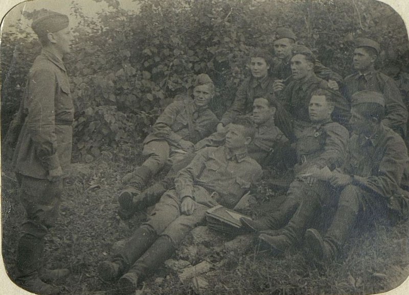 Фотография: Перед боем бойцы вступают в ряды ВКомандный пункт(б)
