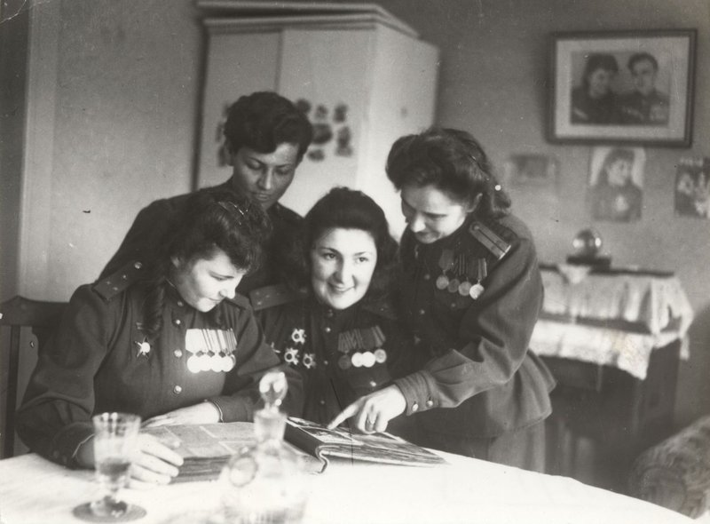 «Новикова Любовь Николаевна, лейтенант медицинской службы, с подругами.»