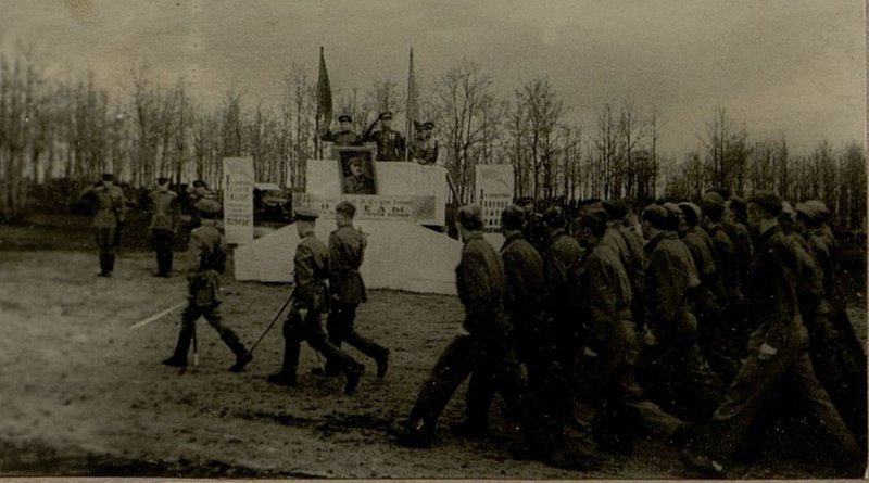 Фотография: Проведение митинга в полку