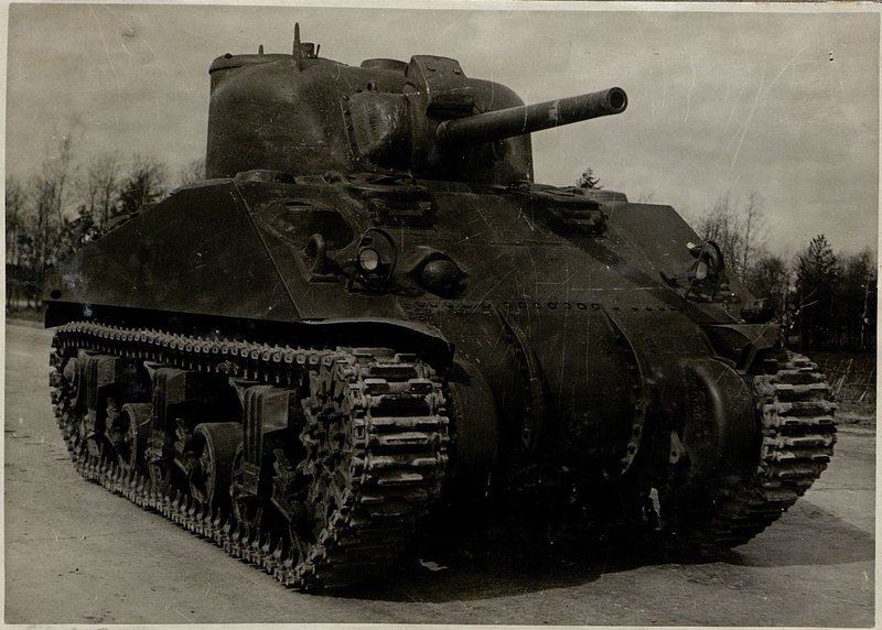 Фотография: Средний танк М4-А4 (американский)