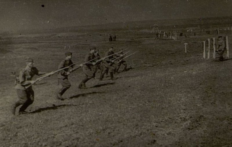 Фотография: Преодоление полосы препятствий. Штыковой бой