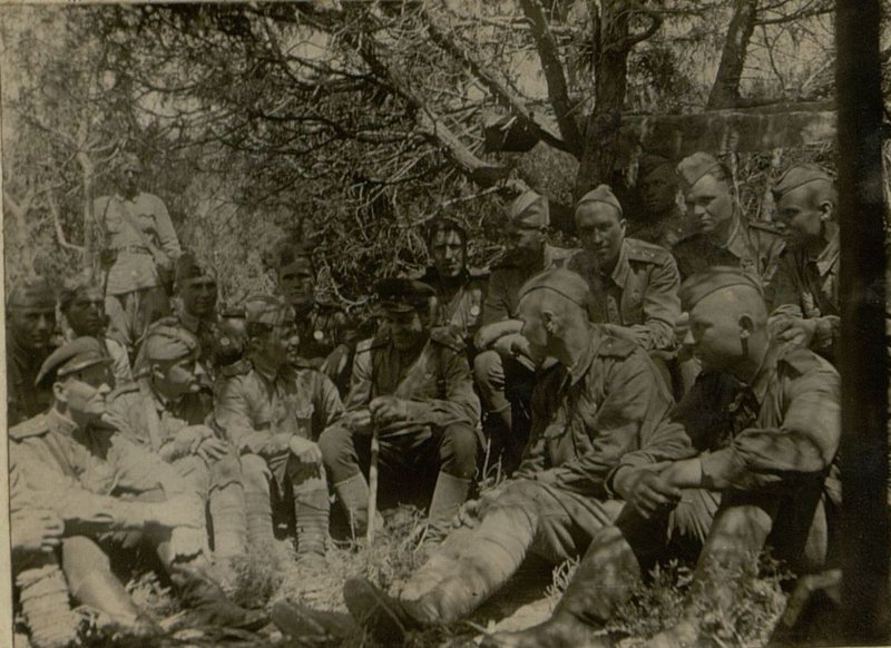 Фотография: Командир полка подполковник Ахтырченко П.Г. проводит беседу с начальным составом 5-й батареи о боевых традициях полка.