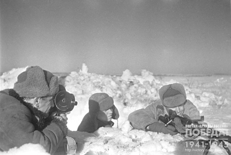 Кинооператор А.Н. Казаков производит киносъемку на передовой позиции