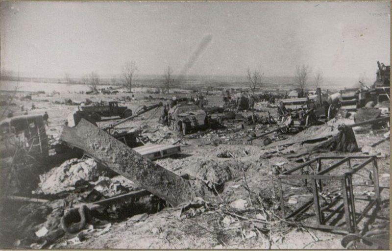 Фотография: Уничтоженные бронетранспортеры и самоходные орудия в районе порта Розенберг