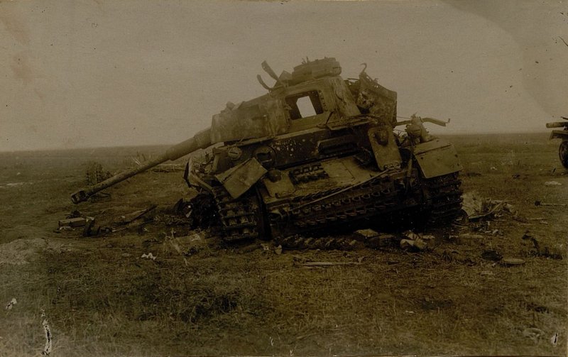 Image: German heavy tank "Tiger", broken on 6.7.43 on the northern outskirts of Shirokoe Swamp by direct hits of 122 mm shells on the starboard side and the track. The fire was conducted by direct fire from the 5th battery of the 293th Howitzer Artillery Regiment of the 5th Artillery Division of the Strategic Reserve