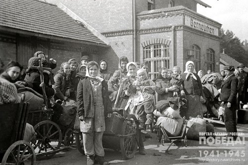 Советские женщины и дети, угнанные в Германию ждут поезда для возвращения на Родину