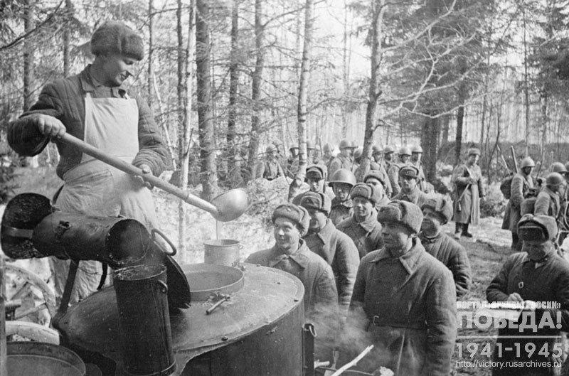 Повар части К.И. Коротков раздает бойцам обед на передовой на одном из участков Западного фронта
