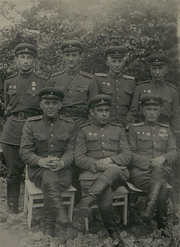 Image: The chief of artillery supplies with his department chiefs