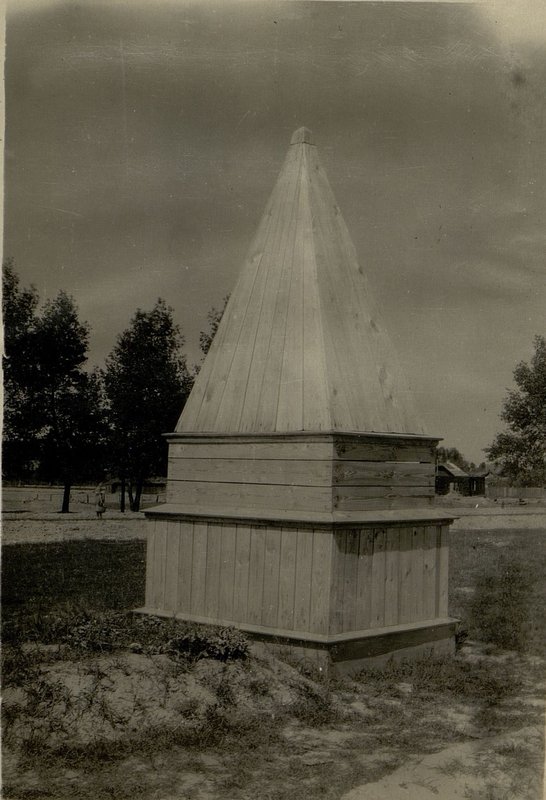 Фотография: Временный памятник 58-ми героям-воинам, погибшим в боях за освобождение г. Речица 17.11.1943 г. 1946 г., южная окраина г. Речица