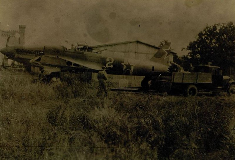 Фотография: Транспортировка самолета ИЛ-2 на шасси автомашиной ЗИС-5 33 ОТЭР