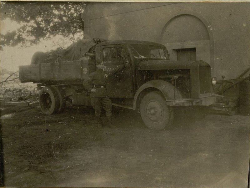 Фотография: Ефрейтор Янушкевич А.И. на своей автомашине Дизель за 18 месяцев прошел 24000 километров
