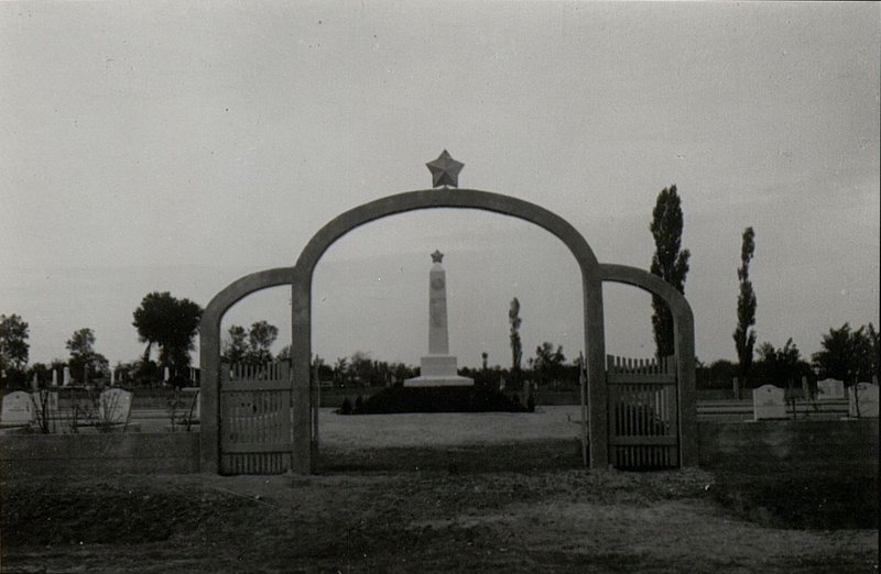 Фотография: г. Ястребень. Вход на воинское кладбище