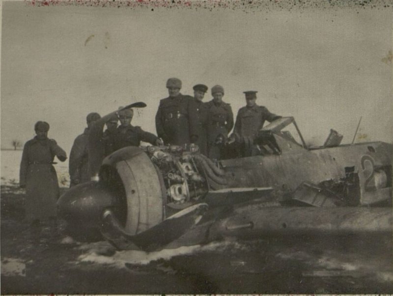 Фотография: Раненые показывают командованию госпиталя ими стрелкового батальонаитый немецкий самолет