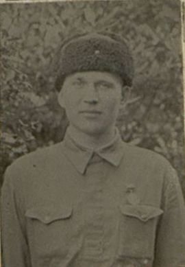 Фотография: Старшина арт. парка серж. Пономарев Г.Г. награжденный медалью "За боевые заслуги".