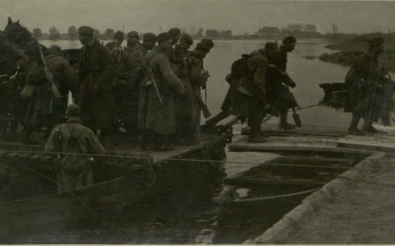 Фотография: Бойцы роты гв. лейтенанта Круглякова (40 стрелкового полка 121 гвардии стрелковой дивизии) и артиллеристы гв. капитана Кашина форсируют Эльбу
