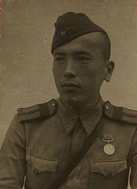 Image: Sergeant Ganeev Mumii, awarded the medal "For Courage"