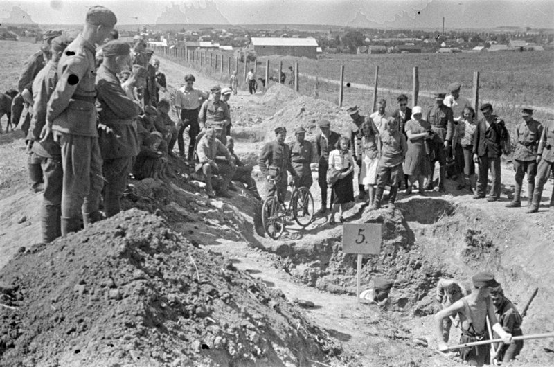 Corpses of prisoners exhumed from a mass grave at Majdanek