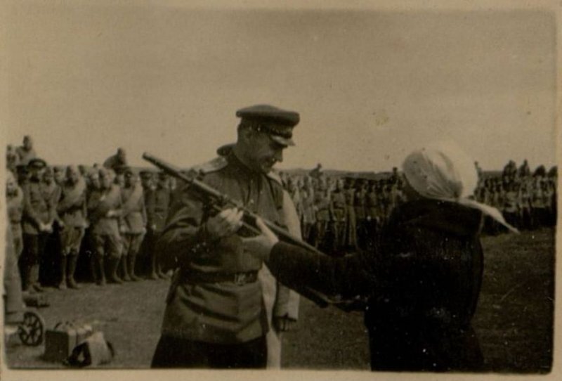 Фотография: Вручение оружия О.Д. Ромашко