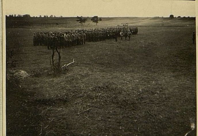 Фотография: Знамя проносится перед строем. Перекатистым 3-х кратным ура, встречает его строй