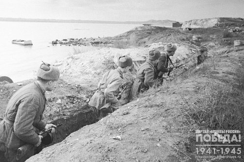 Автоматчики выдвигаются на огневую позицию. Керченский п-ов, 1944 г.
