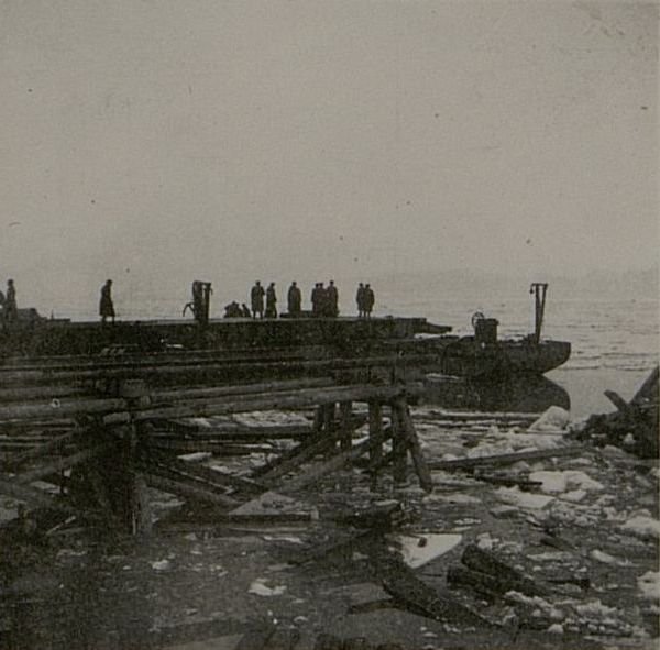 Image: Pier destroyed by ice drift in the DUNAPENTELE area