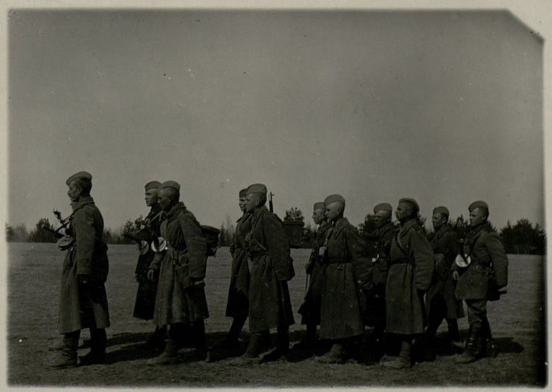 Image: A group of Red Army men with devices F.T.D. go on a combat mission