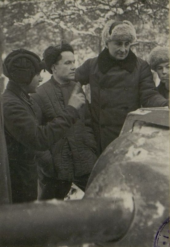 Image: Artist Kilchevsky gets acquainted with the T-34 tank