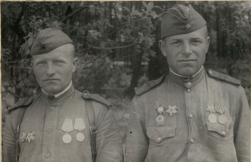 Image: Gun commander Mitrofan Zaporozhets (right) and gunner Stepan Zaporozhets