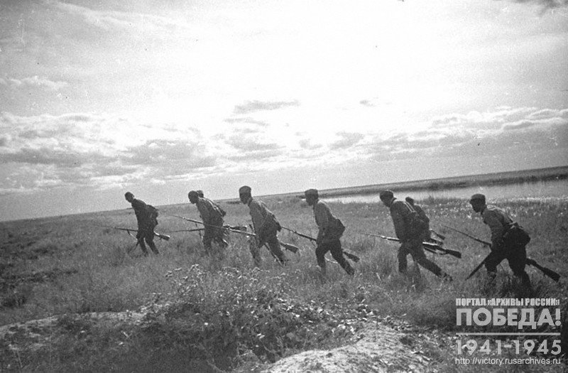 Отряд бойцов Монгольской армии на марше