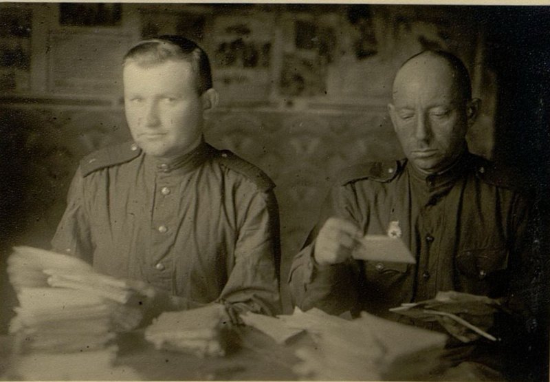 Фотография: Сержант А. Синицкий и Красноармеец А. Мигунов за сортировкой писем