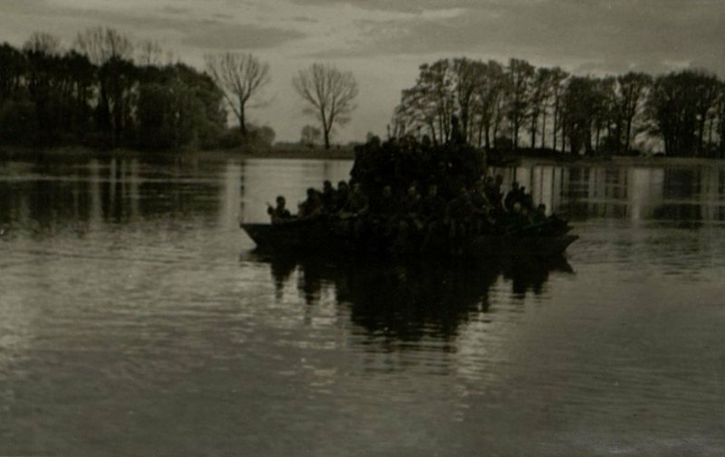 Фотография: Бойцы роты гв. лейтенанта Круглякова (40 стрелкового полка 121 гвардии стрелковой дивизии) и артиллеристы гв. капитана Кашина форсируют Эльбу