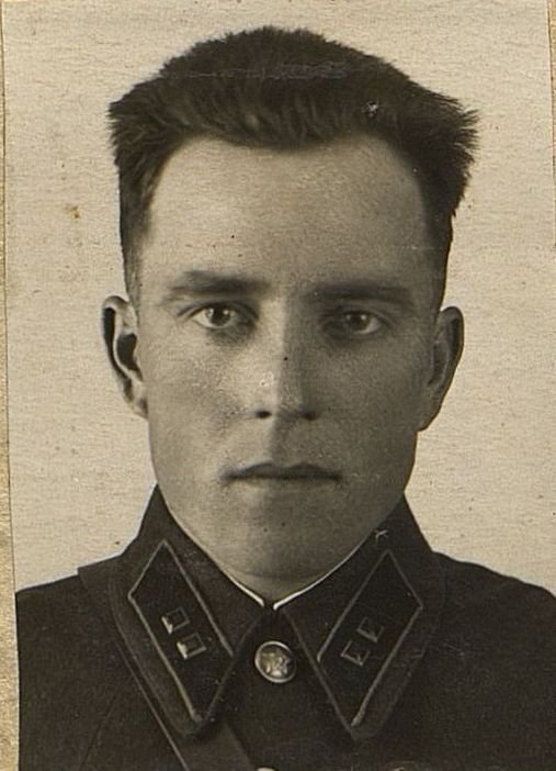 Фотография: Остапенко И.И. старший техник лейтенант Начальник артиллерии снабжения полка