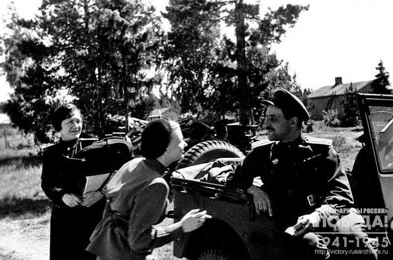 Писатель К.М. Симонов, артистка В.В. Серова и художница А.С. Вишневицкая на одном из участков Ленинградского фронта