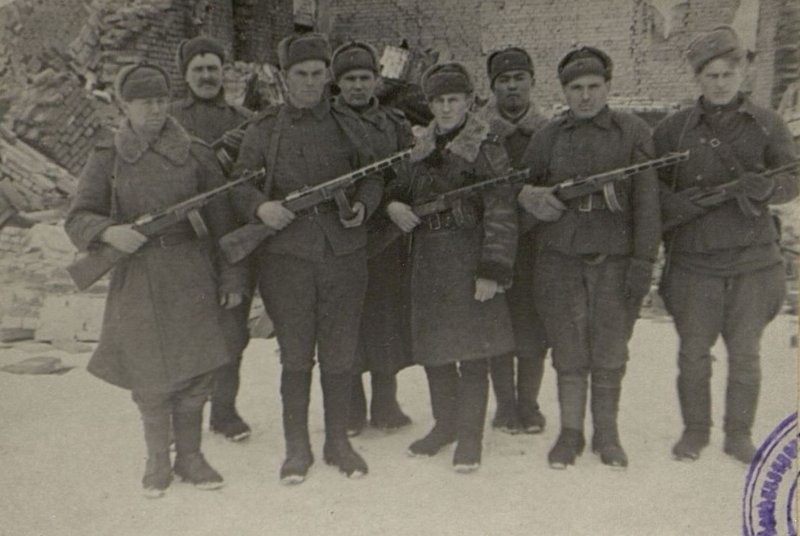 Image: A group of submachine gunners, a motorized rifle and machine gun brigade, distinguished in the battles near Voronkovo, under the command of senior lieutenant Potapov