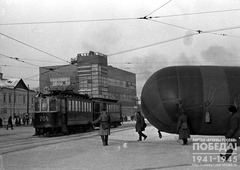 Бойцы Московской противовоздушной обороны несут аэростат на улице Застава Ильича