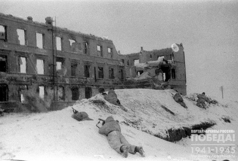 The 64th Army  soldiers fighting for a house in one of the districts of Stalingrad