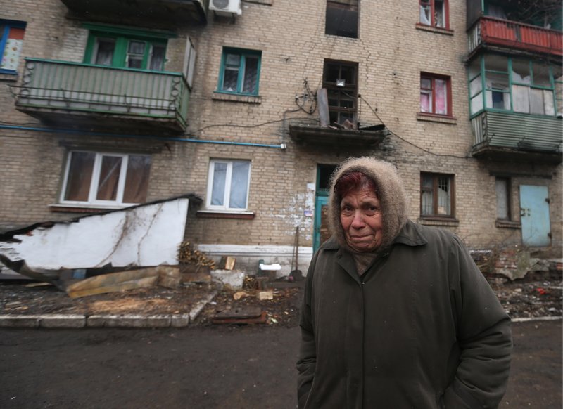 Ситуация в Дебальцево Донецкой области. Местная жительница на одной из улиц Дебальцево
