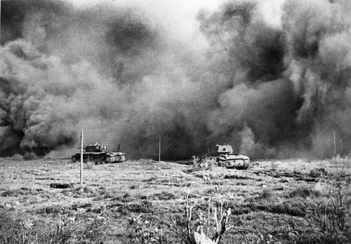 Танки выходят на рубеж атаки под прикрытием залпа «Катюш»