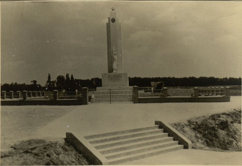 Фотография: г. Надбаем. Общий вид воинского кладбища