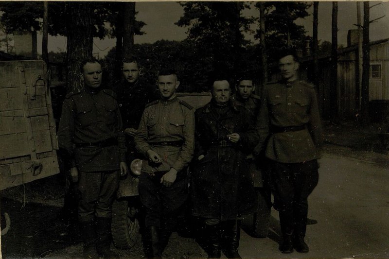 Фотография: Группа рационализаторов службы ГАС (Государственной авиационной службы) во главе с Подп. Хайне